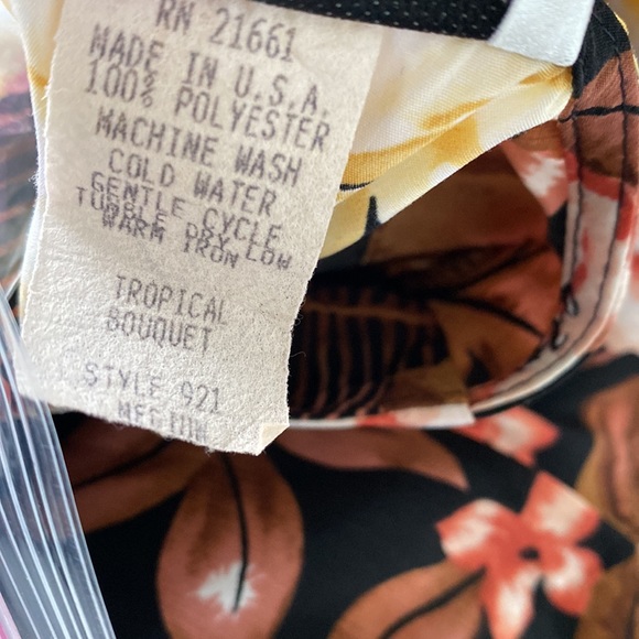 Maggie Sweet, long sleeve button to button, light material , light shoulder pad - Picture 5 of 5